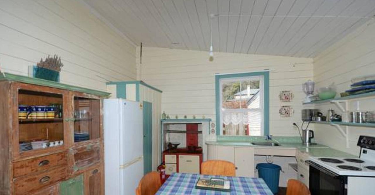 India House & Ica Whare In Whareama, Nr Riversdale Beach Room photo